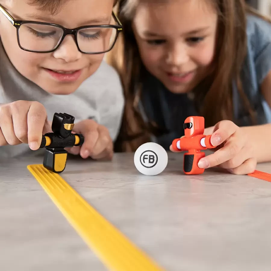 Kieszonkowe Piłkarzyki Fat Brain Toys Foosbots | Gra Zręcznościowa Mini Futbol dla Dzieci 6+, Mobilne Robot-Piłkarzyki w Etui Podróżnym, Wspiera Koordynację Wzrokowo-Ruchową i Refleks, Prezent dla Chłopca i Dziewczynki.