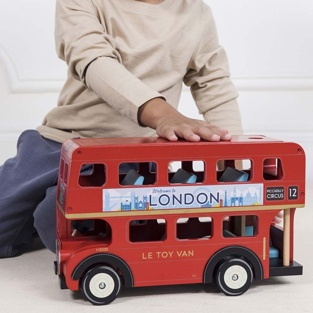 drewniany autobus londyński piętrowy w czerwonym kolorze retro marki Le Toy Van ze zdejmowanym dachem i gumowymi oponami. Ekologiczny pojazd z drewna FSC dla dzieci i trzylatka, doskonały do zabawy w miasto
