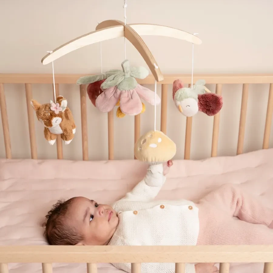 Drewniana Karuzela Muzyczna Little Dutch Fairy Garden | Pozytywka do Łóżeczka z Pluszowymi Zawieszkami dla Dzieci 0+, Drewniany Pałąk z Certyfikatem FSC, Wspiera Rozwój Sensoryczny i Wyciszenie, Prezent na Baby Shower, dla Niemowlaka.