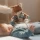 Lisek sensoryczny Little Dutch Forest Friends dla niemowląt od urodzenia (0m+) – wielofunkcyjna zabawka z lusterkiem, grzechotką i elementami szeleszczącymi, która wspiera rozwój zmysłów, motorykę małą oraz zachęca do leżenia na brzuszku.