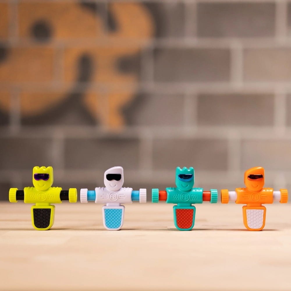Kieszonkowe Piłkarzyki Fat Brain Toys Foosbots | Mini Gra Zręcznościowa i Fidget Antystresowy dla Dzieci 6+, Figurka Piłkarzyka z Piłką w Zestawie dla 1 Gracza, Wspiera Refleks i Rozwój Motoryki, Zabawka Podróżna.