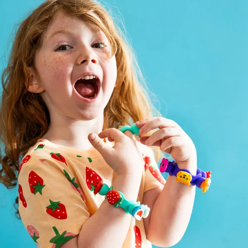 Sensoryczna Biżuteria do Projektowania Fat Brain Toys Plip Charms Teal | Zestaw z Turkusową Bransoletką i Pierścionkiem dla Dzieci 4+, 8 Kolorowych Charmsów z Systemem Plip Connect, Kreatywny Fidget Toy Wspierający Motorykę Małą.