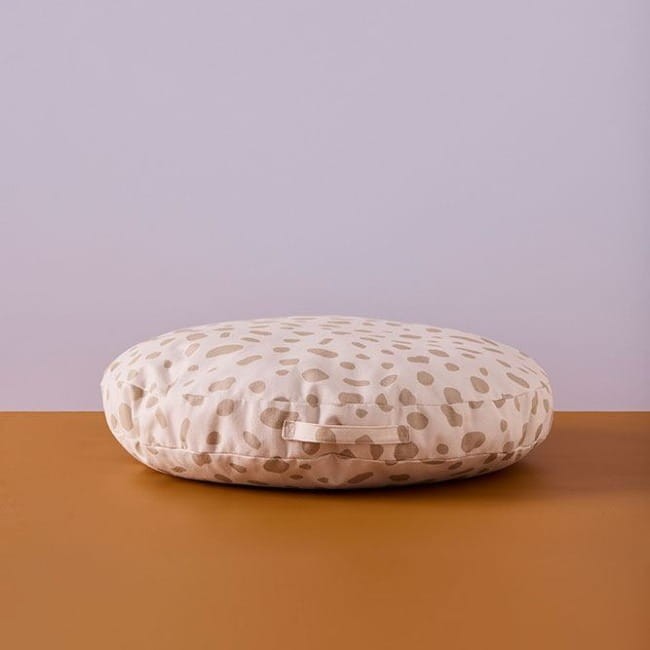 Kid’s Concept poduszka podłogowa 60 cm okrągłe siedzisko do namiotu tipi kącika czytelniczego. Miękka poduszka na podłogę z uchwytem ze zdejmowanym pokrowcem 1000854 z poliestru z recyklingu dla dzieci / do pokoju dziecka.
