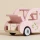 Drewniany samochód retro Le Toy Van dla lalek (3+). Miętowe auto w skali 1:12 z otwieranym bagażnikiem i torbą podróżną. Ekologiczna zabawka z drewna FSC, która rozwija wyobraźnię i pasuje do domków dla lalek Sophie's House.