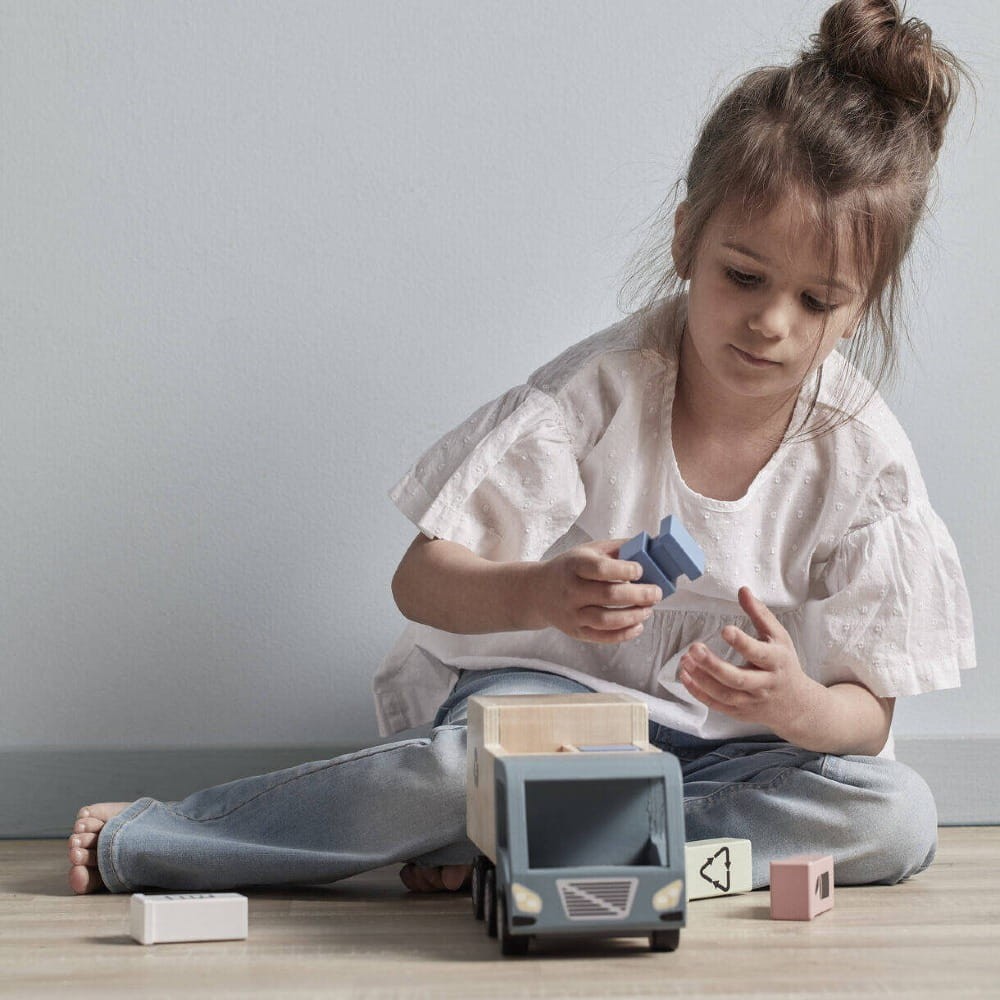 drewniana śmieciarka edukacyjna z ruchomym podnośnikiem i 4 kontenerami do segregacji odpadów szwedzkiej marki Kid’s Concept. Ekologiczny pojazd z certyfikowanego drewna FSC dla dzieci od 18 miesięcy 18m+