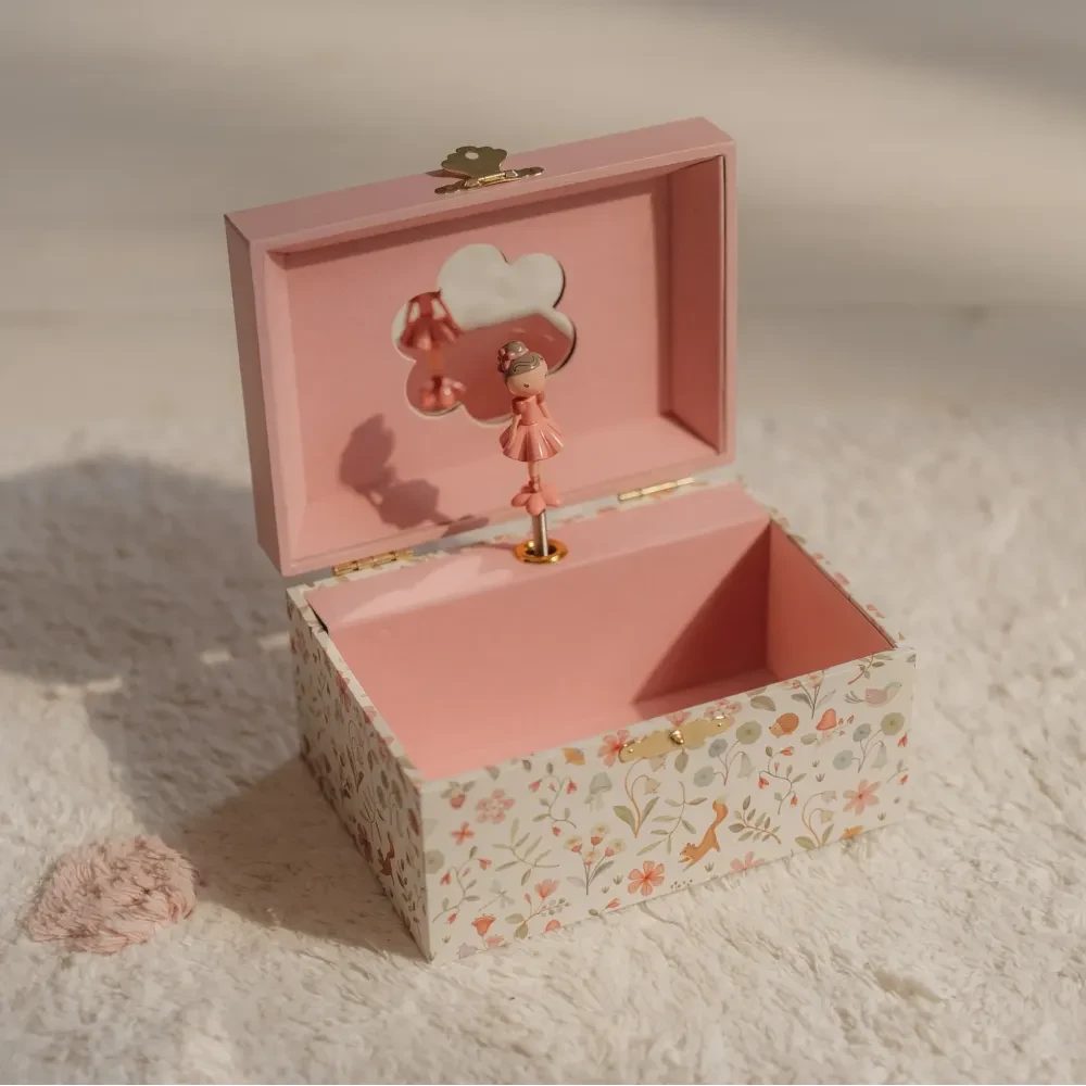 Różowa szkatułka z pozytywką Rosa Little Dutch dla dziewczynki (3+). Pudełko na biżuterię z obracającą się baletnicą i lusterkiem. Magiczny prezent na 3 urodziny, który uczy dbania o porządek i zdobi pokój dziecka.