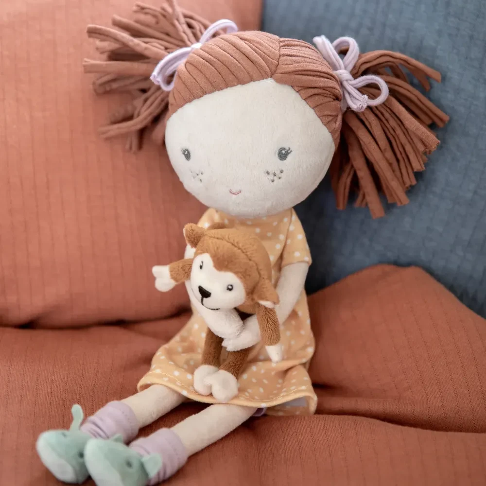 Little Dutch Lalka Sophia 35 cm – Miękka Przytulanka i Pierwsza Lalka dla Dziecka 12m+ | Bezpieczna Szmacianka z Małpką w Ozdobnym Pudełku, Zabawka Wspierająca Empatię i Rozwój Emocjonalny, Idealny Prezent na Roczek i Prezent dla Dziecka.