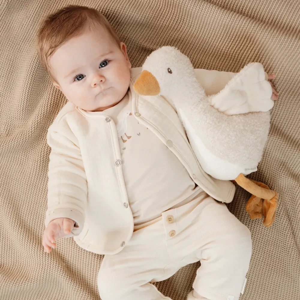 Przytulanka Gąska Little Dutch Newborn Naturals dla niemowląt od urodzenia (0m+) – wyjątkowo miękka, ekologiczna maskotka o wielkości 17 cm, która wspiera rozwój odruchu chwytania, buduje poczucie bezpieczeństwa i ułatwia zasypianie maluszka.
