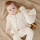 Przytulanka Gąska Little Dutch Newborn Naturals dla niemowląt od urodzenia (0m+) – wyjątkowo miękka, ekologiczna maskotka o wielkości 17 cm, która wspiera rozwój odruchu chwytania, buduje poczucie bezpieczeństwa i ułatwia zasypianie maluszka.