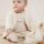 Przytulanka Gąska Little Dutch Newborn Naturals dla niemowląt od urodzenia (0m+) – wyjątkowo miękka, ekologiczna maskotka o wielkości 17 cm, która wspiera rozwój odruchu chwytania, buduje poczucie bezpieczeństwa i ułatwia zasypianie maluszka.