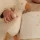 Przytulanka Gąska Little Dutch Newborn Naturals dla niemowląt od urodzenia (0m+) – wyjątkowo miękka, ekologiczna maskotka o wielkości 17 cm, która wspiera rozwój odruchu chwytania, buduje poczucie bezpieczeństwa i ułatwia zasypianie maluszka.