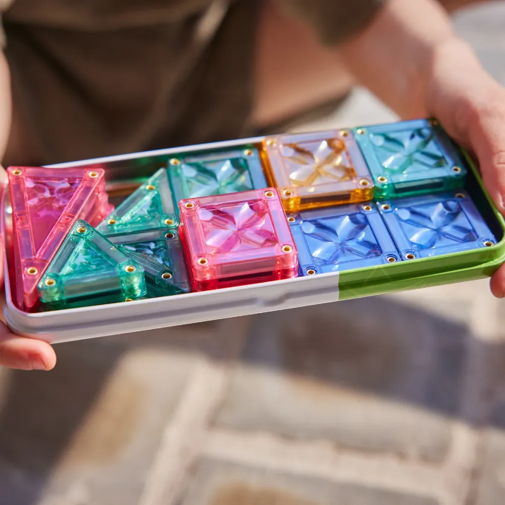 Cleverclixx Mini Tiles Pastel 28 el. – Kompaktowe Klocki Magnetyczne dla Dzieci 3+ w Metalowym Pudełku | Pastelowa Zabawka Podróżna STEAM do Auta i Samolotu, Miniaturowy Zestaw Konstrukcyjny Wspierający Precyzję i Motorykę Małą.