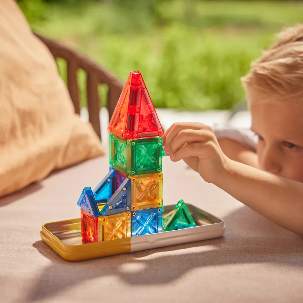 Cleverclixx Mini Tiles 28 el. – Mini Klocki Magnetyczne dla Dzieci 3+ w Metalowym Pudełku | Kieszonkowa Zabawka Podróżna STEAM do Samolotu i Auta, Mały Zestaw Konstrukcyjny Wspierający Motorykę Małą.