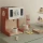 Drewniana kawiarnia Kid’s Concept Kid’s Hub dla dzieci od 2 lat – zestaw małego baristy z akcesoriami do parzenia kawy i terminalem płatniczym, rozwijający umiejętności społeczne, mowę oraz kreatywność w zabawie w role.