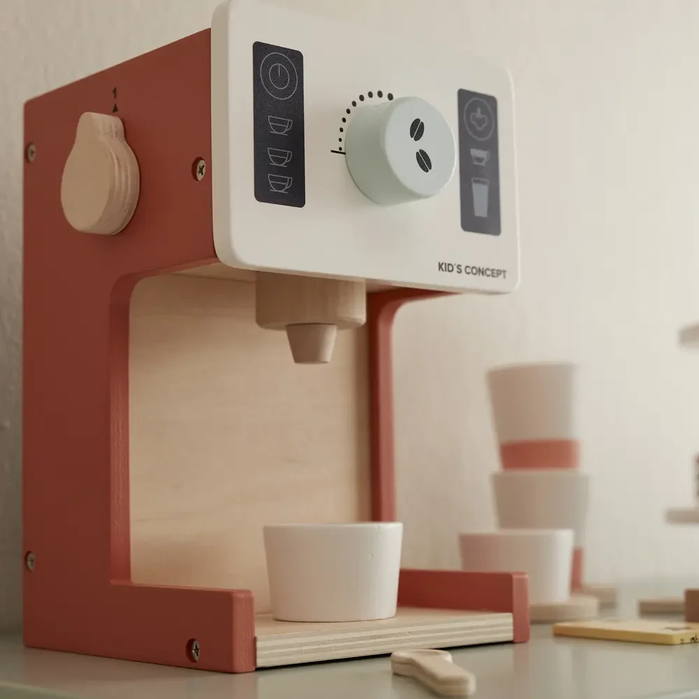 Drewniana kawiarnia Kid’s Concept Kid’s Hub dla dzieci od 2 lat – zestaw małego baristy z akcesoriami do parzenia kawy i terminalem płatniczym, rozwijający umiejętności społeczne, mowę oraz kreatywność w zabawie w role.