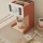 Drewniana kawiarnia Kid’s Concept Kid’s Hub dla dzieci od 2 lat – zestaw małego baristy z akcesoriami do parzenia kawy i terminalem płatniczym, rozwijający umiejętności społeczne, mowę oraz kreatywność w zabawie w role.