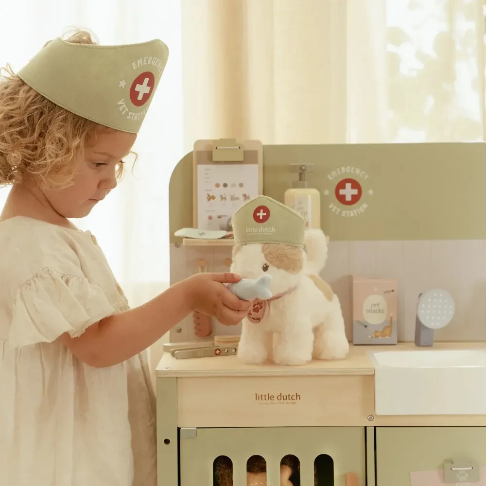Drewniana Klinika Weterynaryjna Little Dutch | Weterynarz i Gabinet Lekarski dla Dzieci 3+, Zestaw Małego Doktora z Akcesoriami z Drewna, Zabawka w Odgrywanie Ról i Pomoc Zwierzętom, Wspiera Empatię, Prezent dla Dziewczynki i Chłopca.