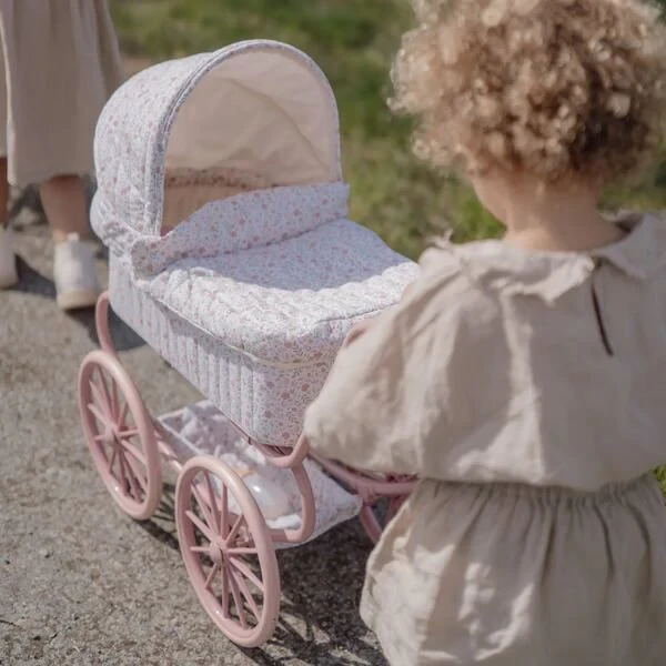 Little Dutch wózek dla lalek Soft Flowers 3+, klasyczny model głęboki z metalową ramą, koszem i budką, ciche koła, wspiera rozwój empatii i motoryki dużej u dzieci