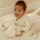 Dzianinowy zestaw prezentowy dla noworodka Newborn Naturals marki Little Dutch z przytulanką gąską, grzechotką i kocykiem króliczkiem w ozdobnym pudełku