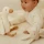 Dzianinowy zestaw prezentowy dla noworodka Newborn Naturals marki Little Dutch z przytulanką gąską, grzechotką i kocykiem króliczkiem w ozdobnym pudełku