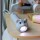 Silikonowa latarka dla dzieci Kot MIMI Rabbit & Friends (3+). Miękka lampka nocna LED z regulacją jasności, ładowana przez USB-C. Bezpieczny silikon BPA-free, idealny do oswajania ciemności, nocnych wypraw i czytania książek pod kołdrą.