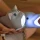 Silikonowa latarka dla dzieci Kot MIMI Rabbit & Friends (3+). Miękka lampka nocna LED z regulacją jasności, ładowana przez USB-C. Bezpieczny silikon BPA-free, idealny do oswajania ciemności, nocnych wypraw i czytania książek pod kołdrą.