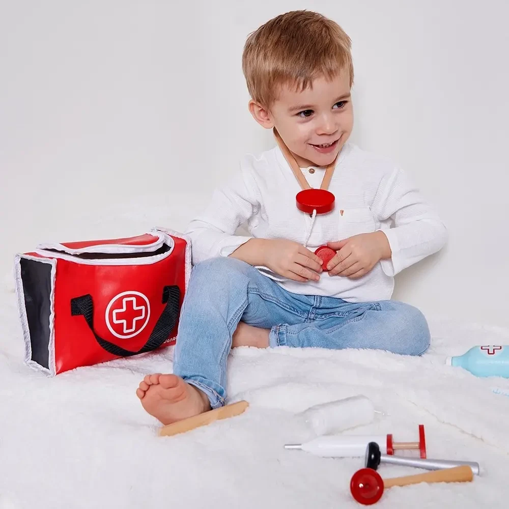 Janod drewniany zestaw lekarza w czerwonej torbie medycznej 10 elementów J06513. Drewniane akcesoria lekarskie ze stetoskopem i strzykawką dla dzieci od 3 lat 3+ do odgrywania ról.