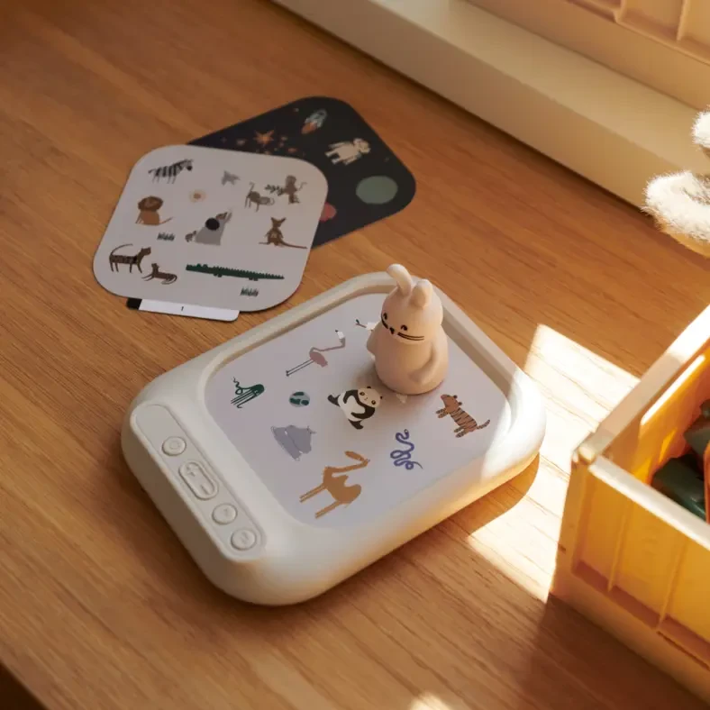 Liewood zabawka interaktywna tablica edukacyjna dźwiękowa Archie Activity Sound Board Sandy