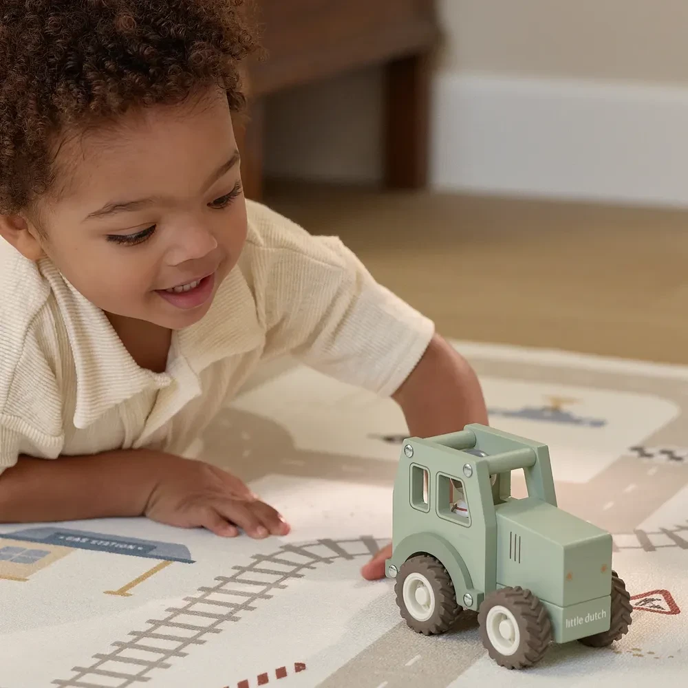 Drewniany traktor zielony Little Dutch z figurką farmera