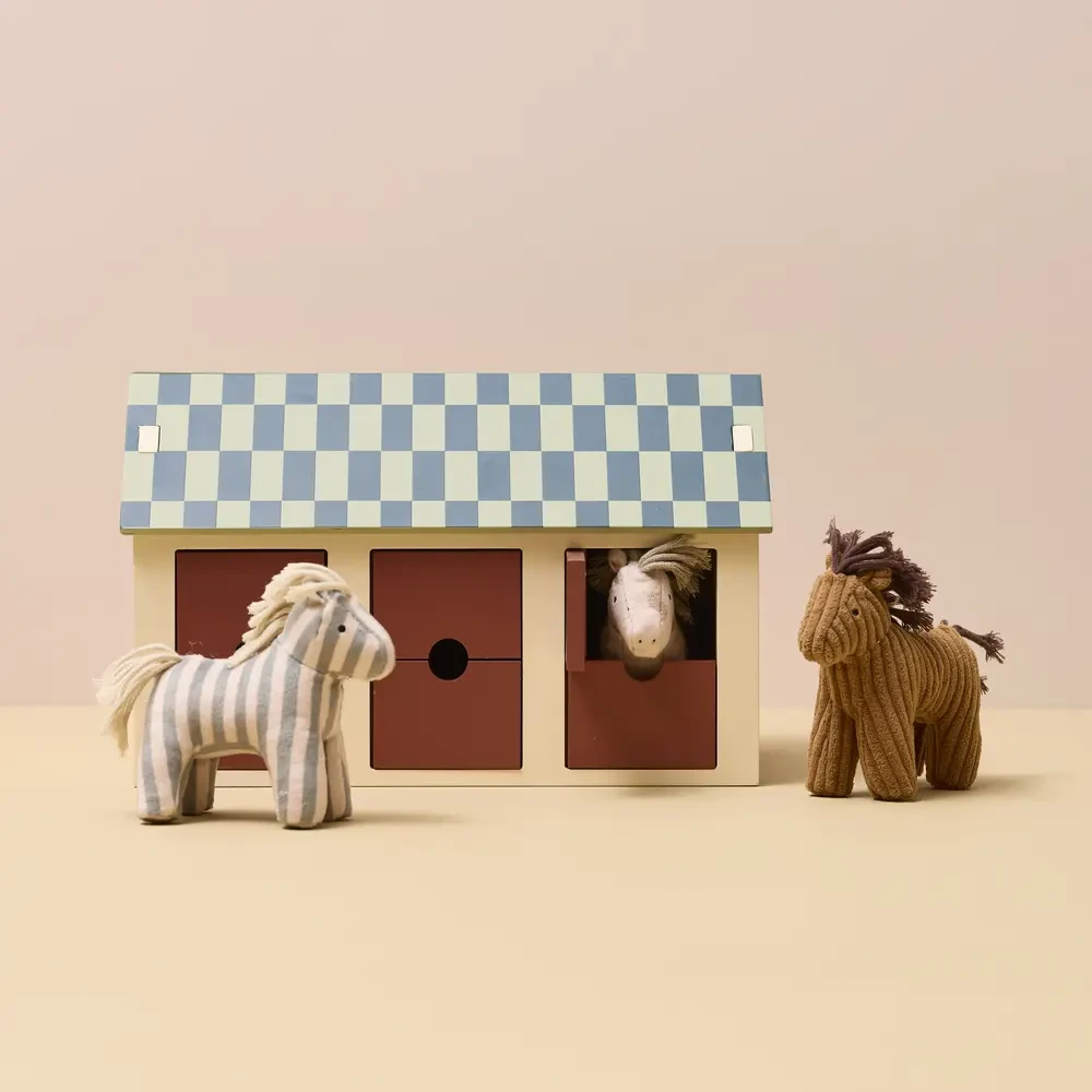 Kid’s Concept Drewniana Stajnia dla Koni – Zestaw z 3 Konikami