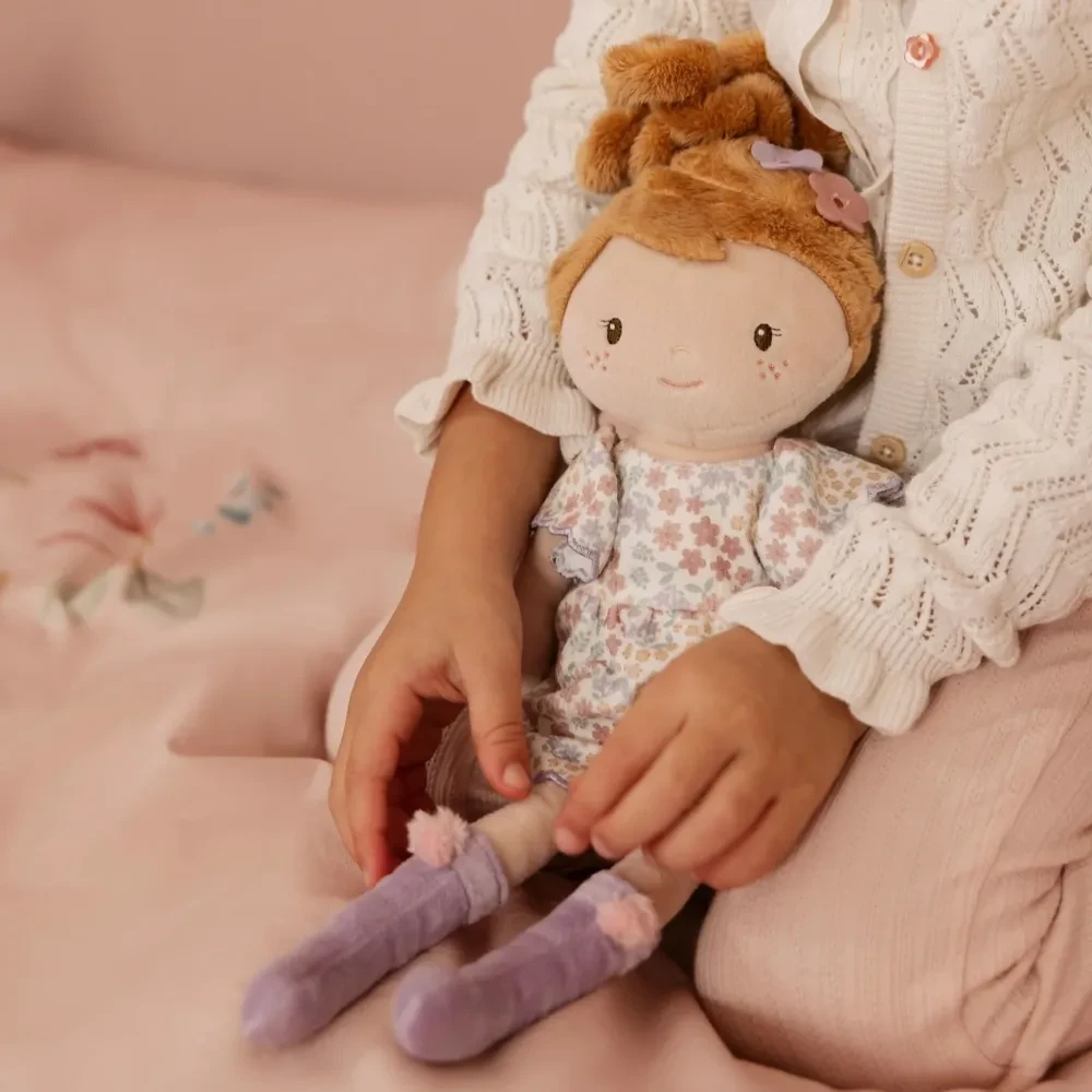 Little Dutch Lalka Ava 35 cm – Miękka Przytulanka i Pierwsza Lalka dla Dziecka 12m+ | Bezpieczna Szmacianka w Stylowym Pudełku, Zabawka Wspierająca Rozwój Emocjonalny i Naukę Empatii, Idealny Prezent na Roczek i Prezent dla Dziewczynki.