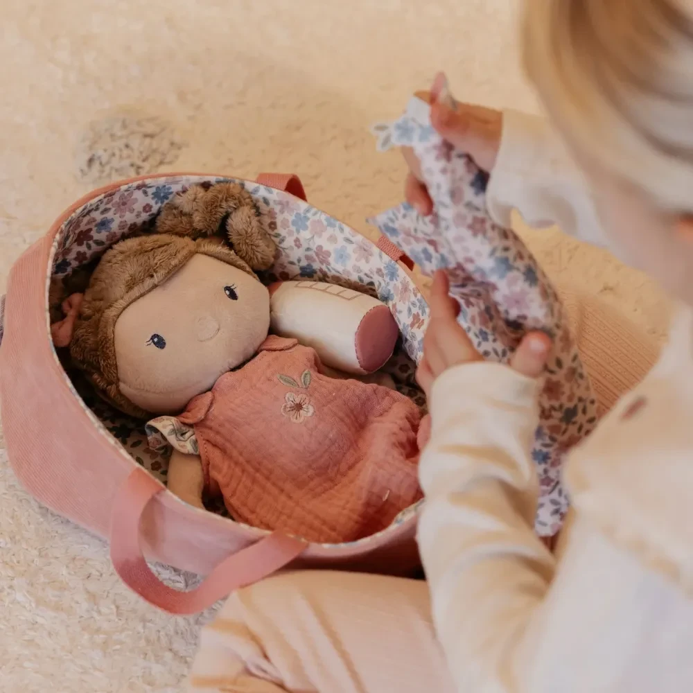Little Dutch Lalka Rosa w Koszyczku – Pierwsza Lalka Bobas dla Dziecka 12m+ | Miękka Przytulanka z Magnetycznym Smoczkiem i Butelką, Zestaw do Opieki Wspierający Empatię i Rozwój Emocjonalny, Idealny Prezent na Roczek i Prezent dla Dziewczynki.