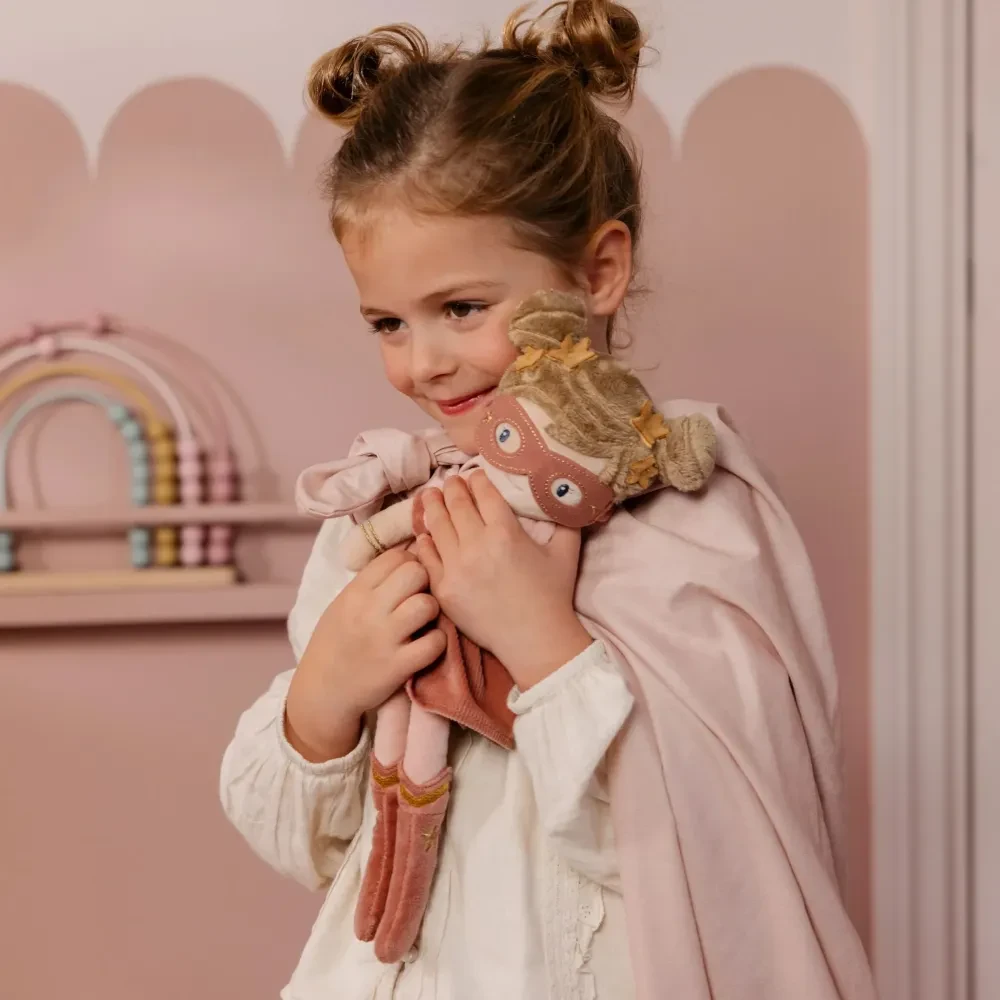 Miękka lalka Little Dutch Rosa w stroju superbohaterki z różową maską i złotą gwiazdą