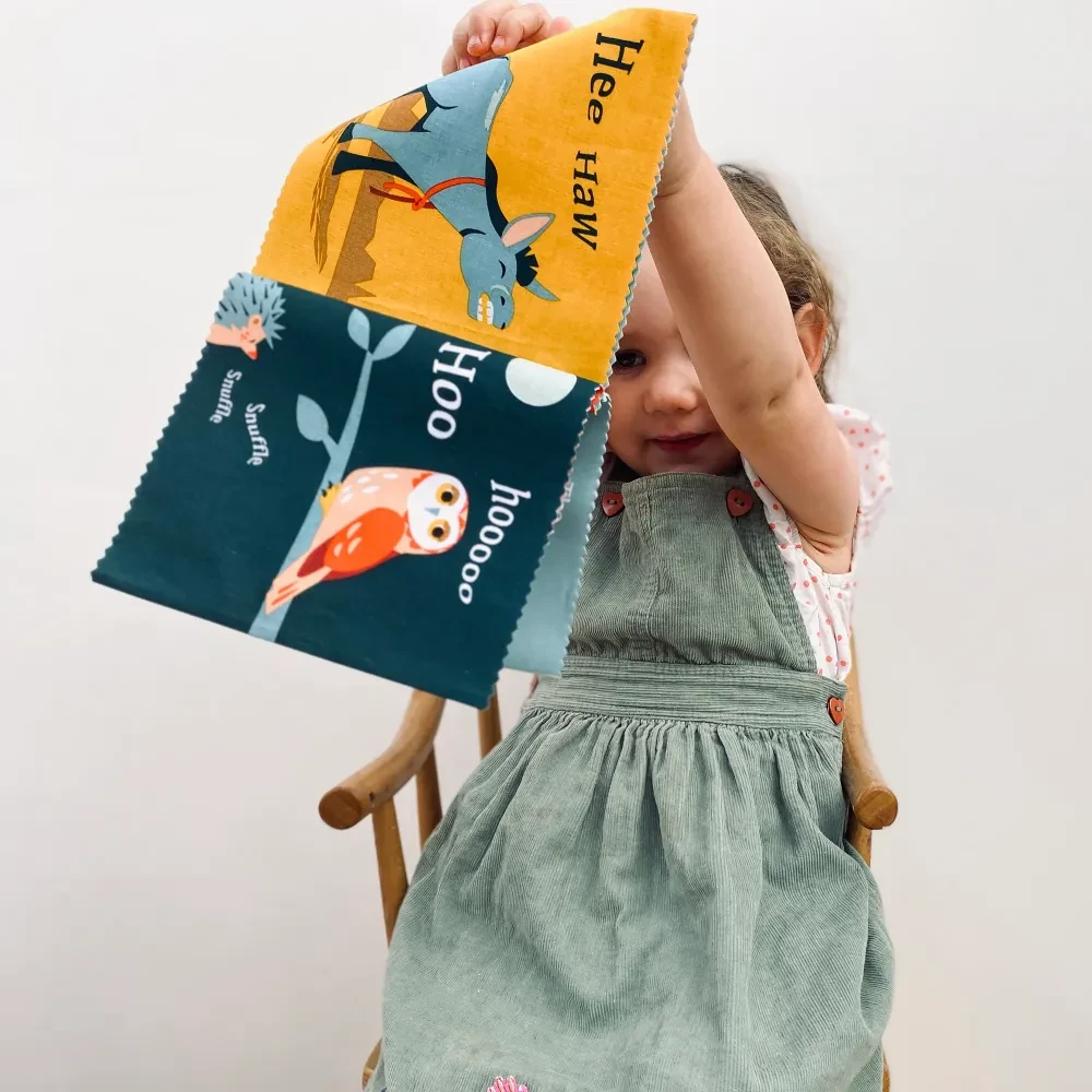 ThreadBear Design miękka materiałowa książeczka The Noisy Farmyard
