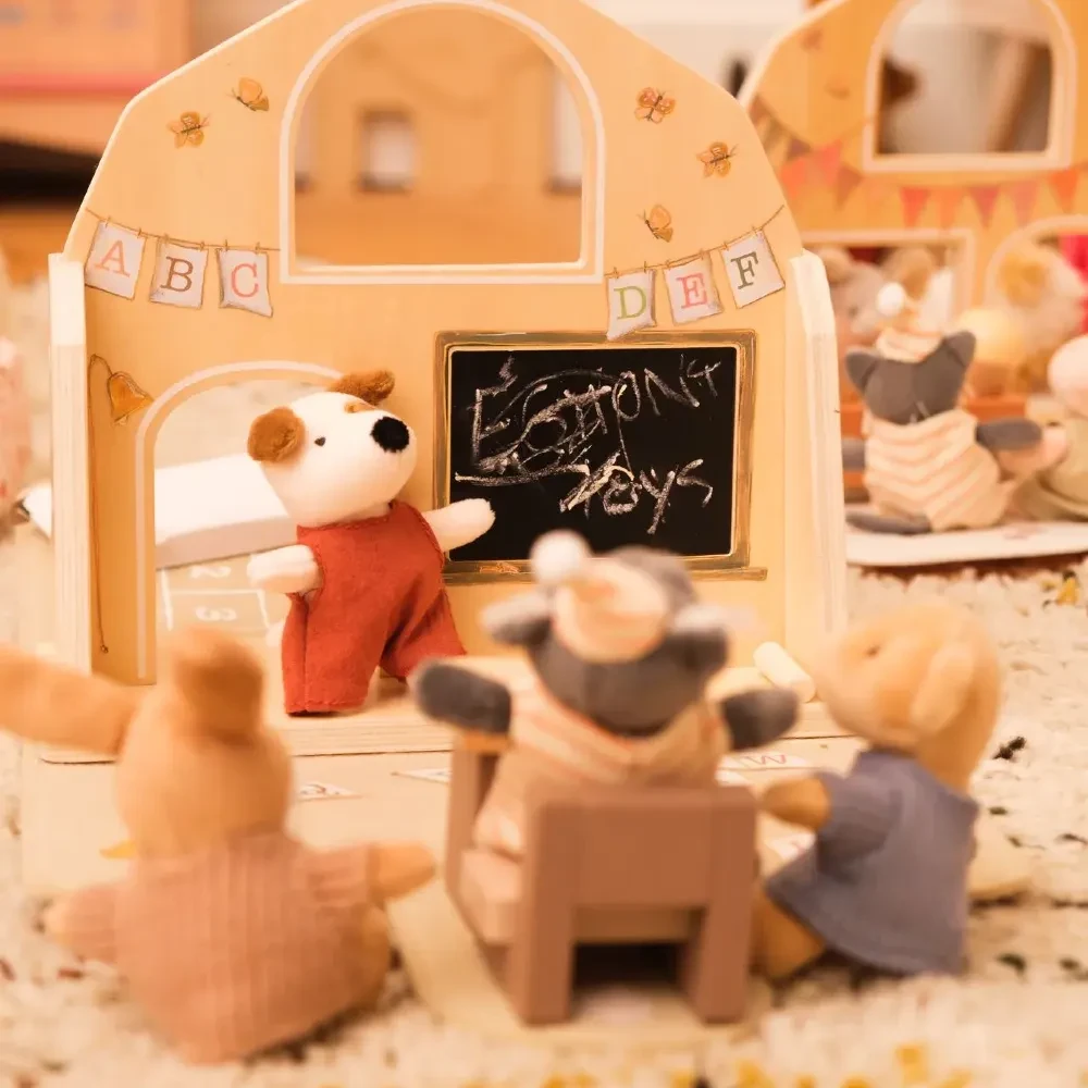 Mini przenośna szkoła od Egmont Toys to urocza, klasyczna zabawka, która pozwala dzieciom oswoić się z tematem przedszkola