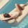 Dmuchany Leżak Wodny SUNNYLiFE Luxe Lounger Tierra Rattan | Luksusowy Materac Pływający z Regulowanym Oparciem, Fotel Basenowy i Ogrodowy z Nadrukiem Rattanowym, Tkanina Textilene i PVC Bez Ftalanów, Prezent na Lato i Wakacje.
