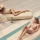 Dmuchany Leżak Wodny SUNNYLiFE Luxe Lounger Tierra Rattan | Luksusowy Materac Pływający z Regulowanym Oparciem, Fotel Basenowy i Ogrodowy z Nadrukiem Rattanowym, Tkanina Textilene i PVC Bez Ftalanów, Prezent na Lato i Wakacje.