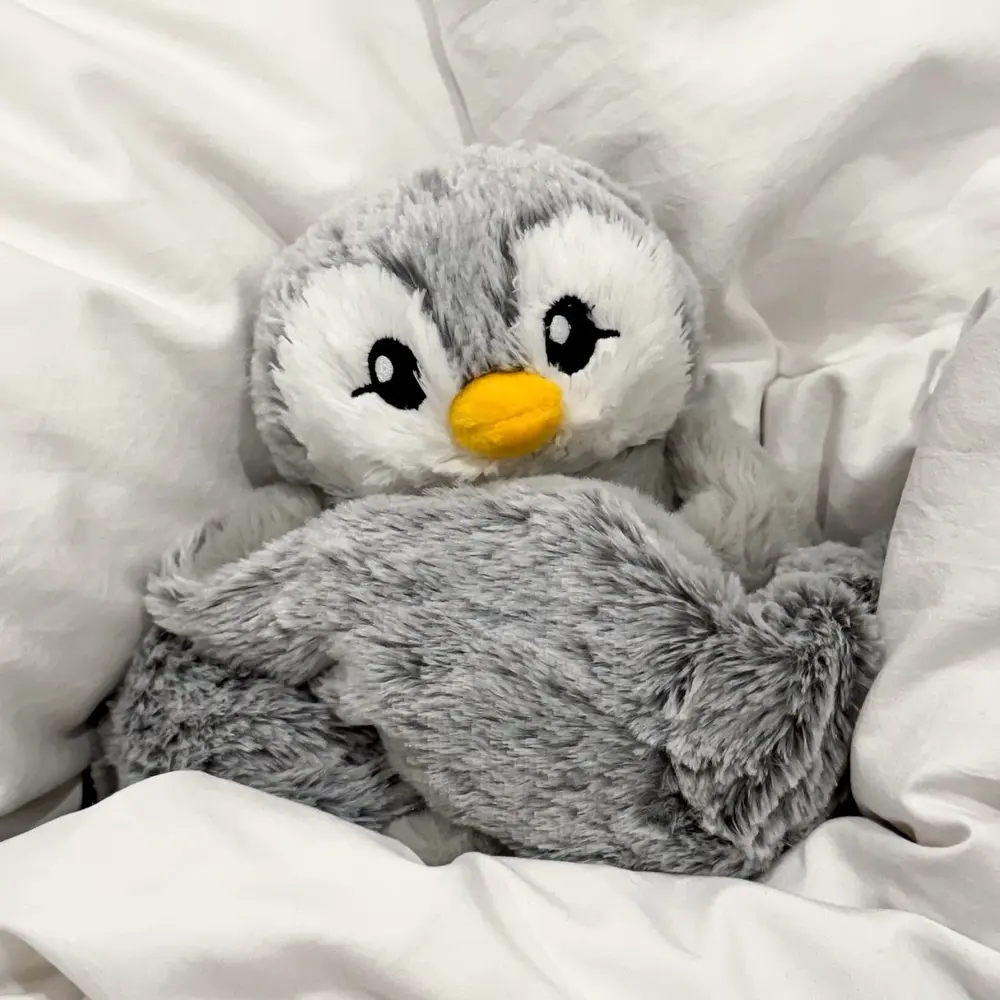 Hugimals Pingwin Pax pluszak obciążeniowy 1,1 kg dla dzieci i dorosłych, sensoryczna maskotka terapeutyczna z termoterapią, długie skrzydła do przytulania, wsparcie wyciszenia, snu, SI i redukcji stresu 2+
