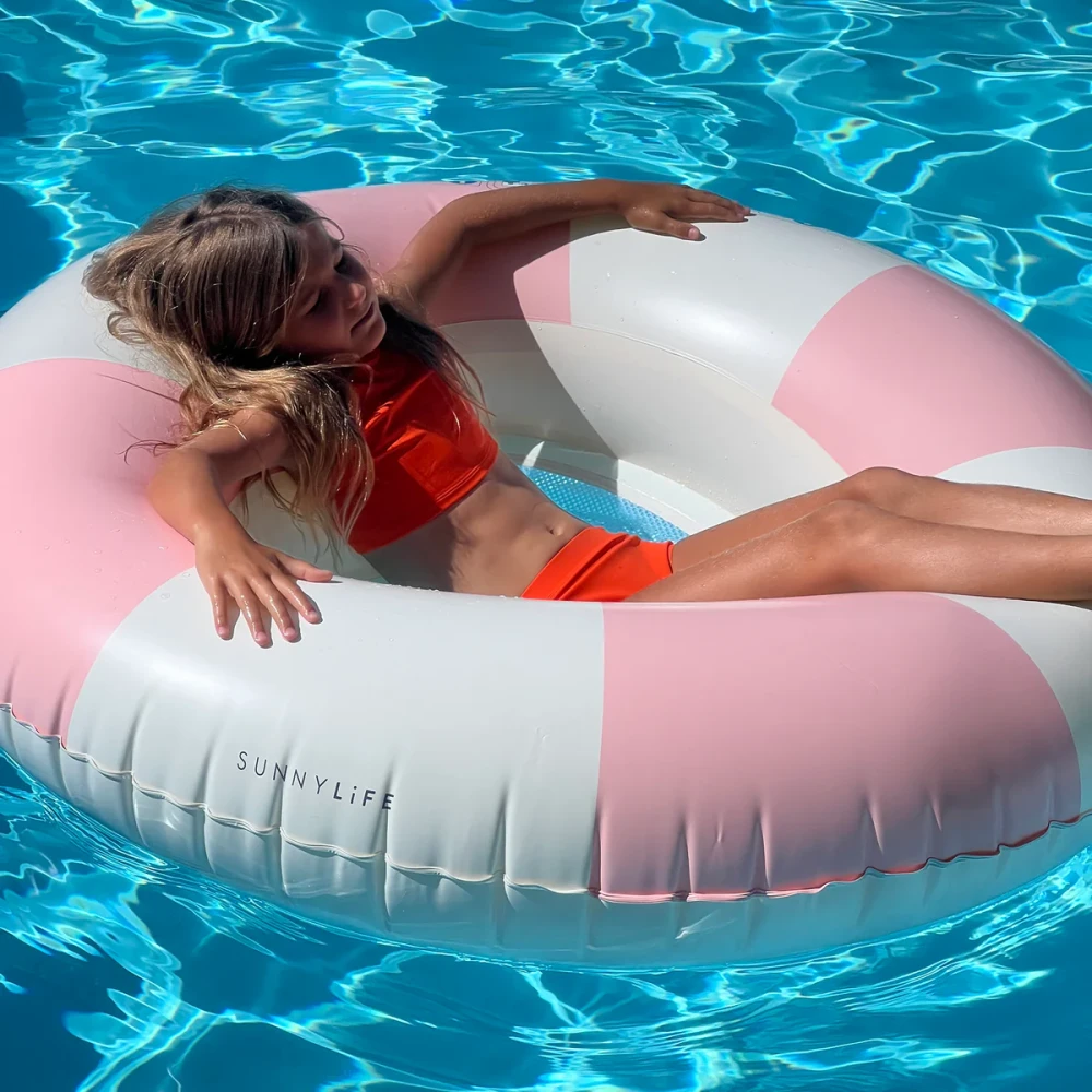 Koło do Pływania z Siatką SUNNYLiFE Luxe Tube Pool Ring Stole My Heart | Różowo-Kremowe Koło Basenowe z Siedziskiem Mesh 130 cm dla Dzieci 8+ i Dorosłych, Designerski Fotel Wodny PVC bez Ftalanów, Prezent na Wakacje.
