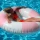 Koło do Pływania z Siatką SUNNYLiFE Luxe Tube Pool Ring Stole My Heart | Różowo-Kremowe Koło Basenowe z Siedziskiem Mesh 130 cm dla Dzieci 8+ i Dorosłych, Designerski Fotel Wodny PVC bez Ftalanów, Prezent na Wakacje.