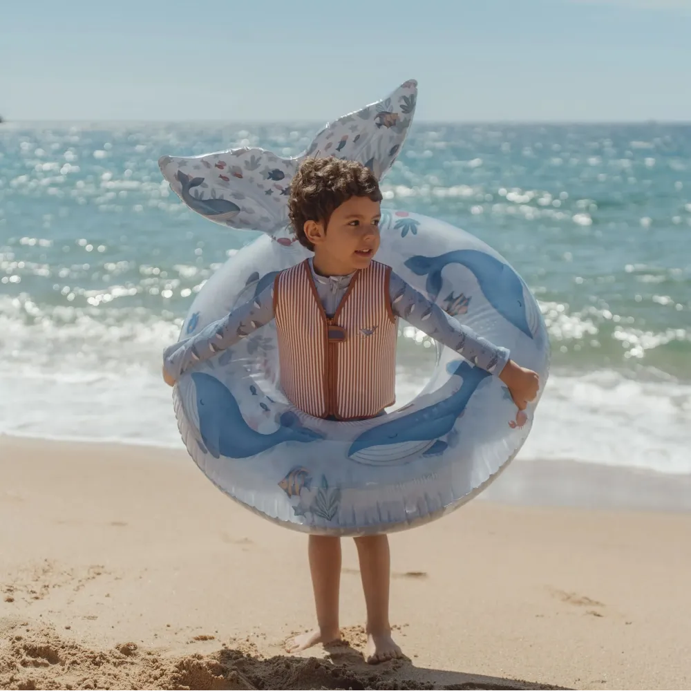 Dmuchane Koło do Pływania z Płetwą Little Dutch Ocean World 91 cm | Duże Koło Plażowe dla Dzieci 6+ i Dorosłych do 80 kg, Kółko Basenowe z PVC, Wspiera Oswajanie z Wodą i Relaks, Prezent na Lato dla Chłopca i Dziewczynki.
