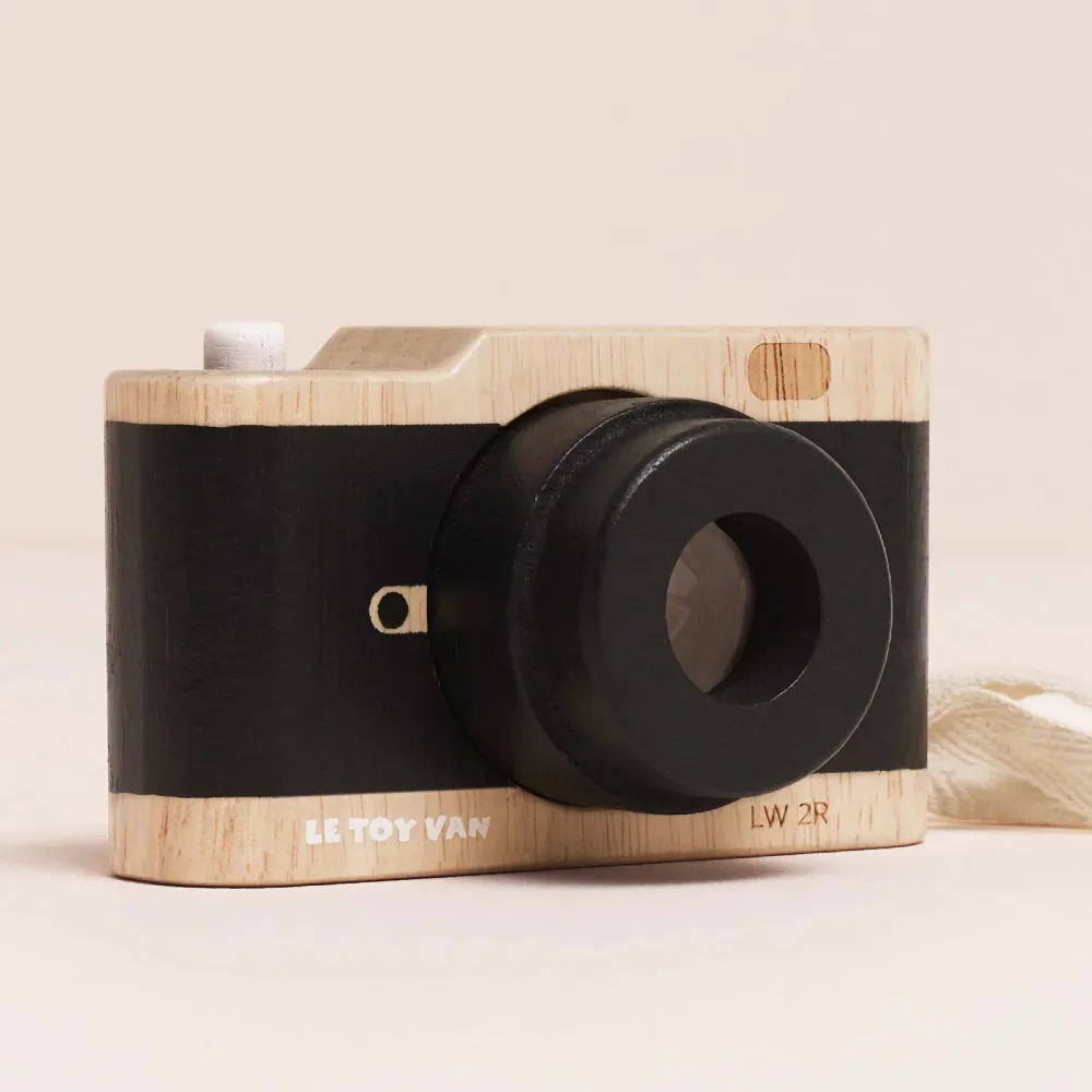 Le Toy Van Drewniany Aparat Retro z Kalejdoskopem – Zabawka dla Dziecka 3+ | Aparat Fotograficzny z Drewna FSC® z Paskiem i Ruchomym Obiektywem, Zabawka Sensoryczna Wspierająca Odgrywanie Ról i Wyobraźnię, Stylowy Prezent dla 3-latka i Małego Fotografa.