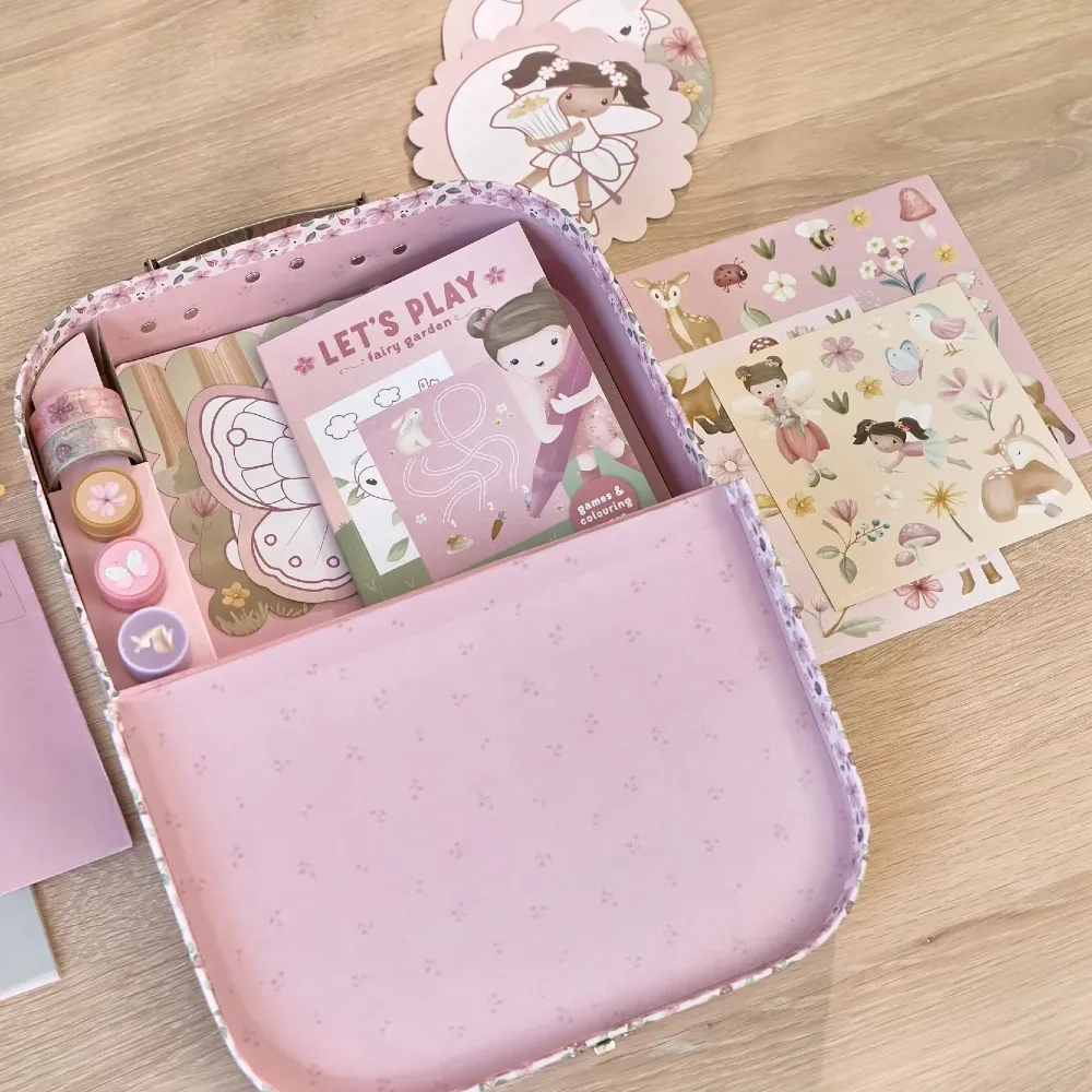 Różowa walizka plastyczna z materiałami artystycznymi Rosa & Friends z serii Fairy Garden holenderskiej marki Little Dutch. Zestaw kreatywny z kredkami, naklejkami i kolorowanką dla dzieci od 3 lat, mobilny warsztat plastyczny do podróży.