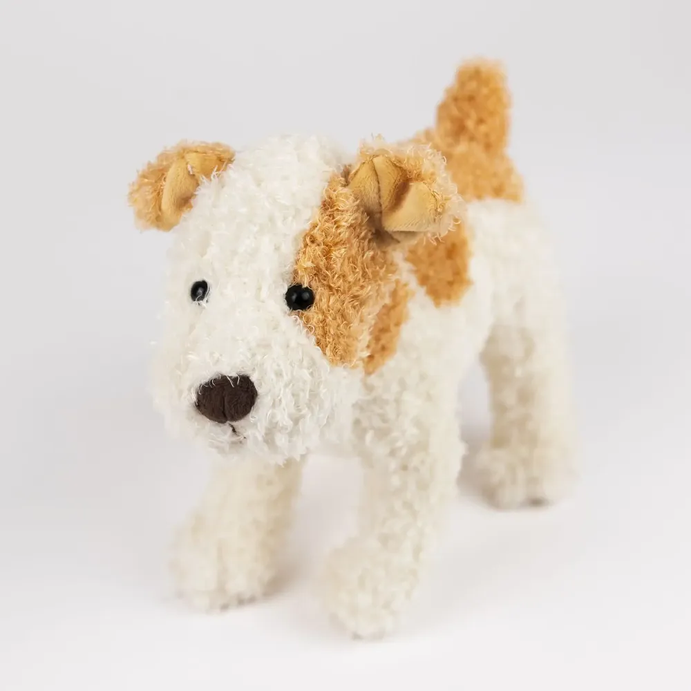 Miękka maskotka przytulanka piesek terrier Eliot belgijskiej marki Egmont Toys. Puszysty pluszowy pies z haftowanymi oczami o wysokości 23 cm, bezpieczny pluszak dla niemowląt od urodzenia.