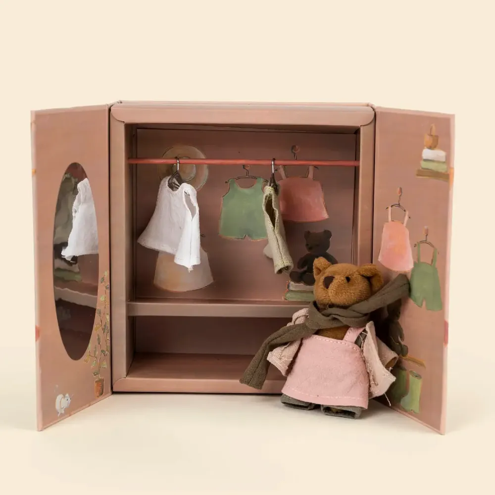 Garderoba z misiem Egmont Toys – codzienne rytuały, ubieranie i kreatywna zabawa