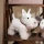 Klasyczna maskotka przytulanka stojący piesek terrier belgijskiej marki Egmont Toys. Puszysty pluszowy pies o wysokości 21 cm z obrożą i bogatą teksturą sensoryczną, bezpieczny pluszak dla niemowląt od urodzenia.