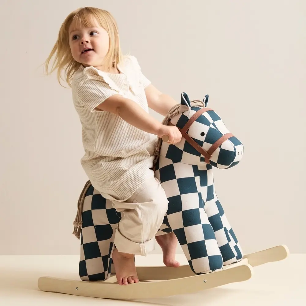 Konik na Biegunach Kids Concept Miro Ciemnoturkusowy (18m+) | Drewniany Bujak dla Dziecka do 50kg, Wspiera Równowagę i Motorykę Dużą, Wykonany z Drewna FSC®, Stabilny i Bezpieczny, Idealny Prezent na Drugie Urodziny dla Chłopca i Dziewczynki.