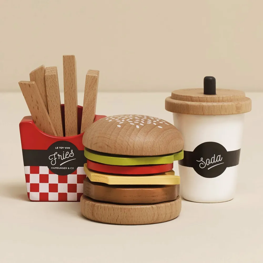 Drewniany Zestaw Barowy Hamburger i Frytki Le Toy Van Menu Fast Food z Drewna dla Dzieci 3+, Drewniane Jedzenie na Rzepy do Zabawy w Sklep i Restaurację, do Kuchni z Drewna FSC, Wspiera Naukę Liczenia i Motorykę, Prezent dla Chłopca i Dziewczynki